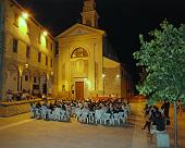 01 Il piazzale della Chiesa di Dossena